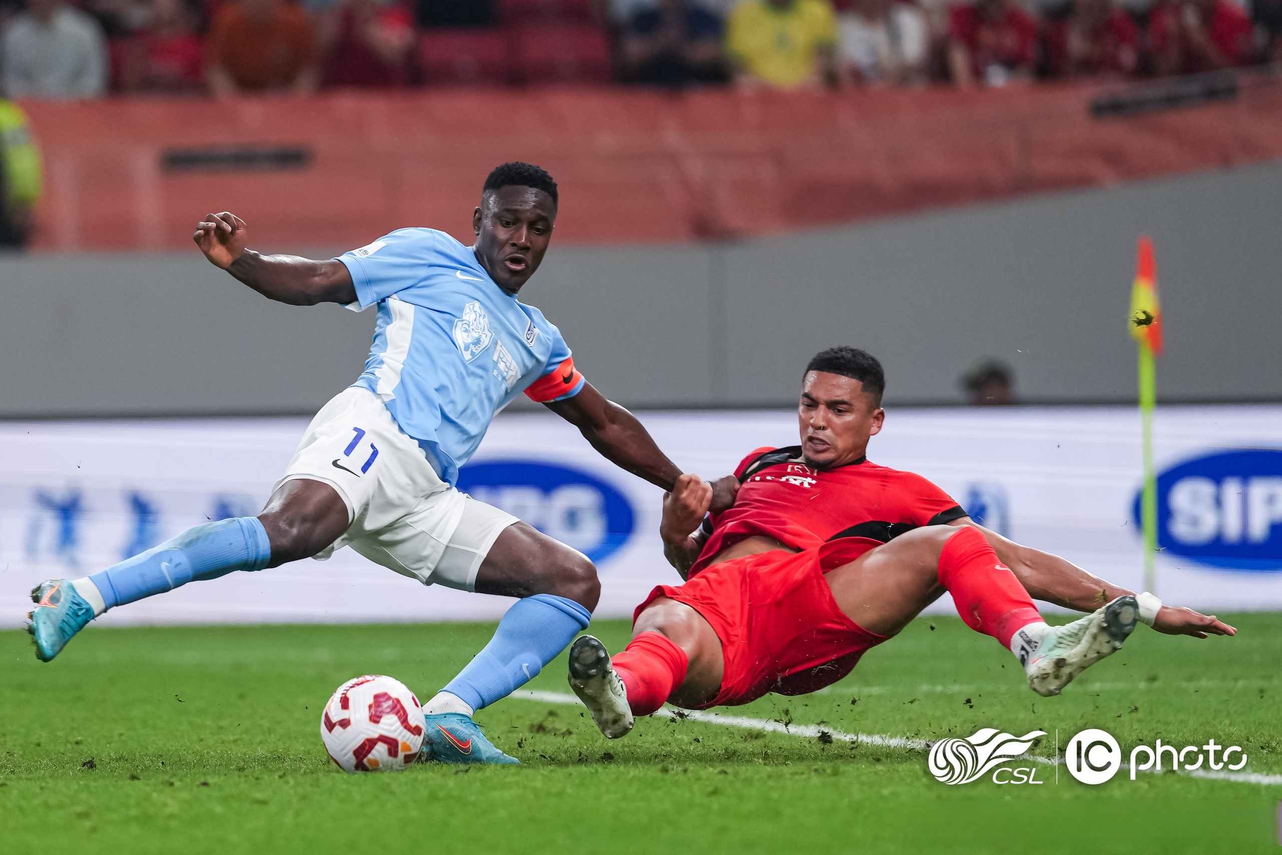 上海久事训练开放日；冲刺阶段防线松动引欢呼；英超在即；年轻球员得到机会 