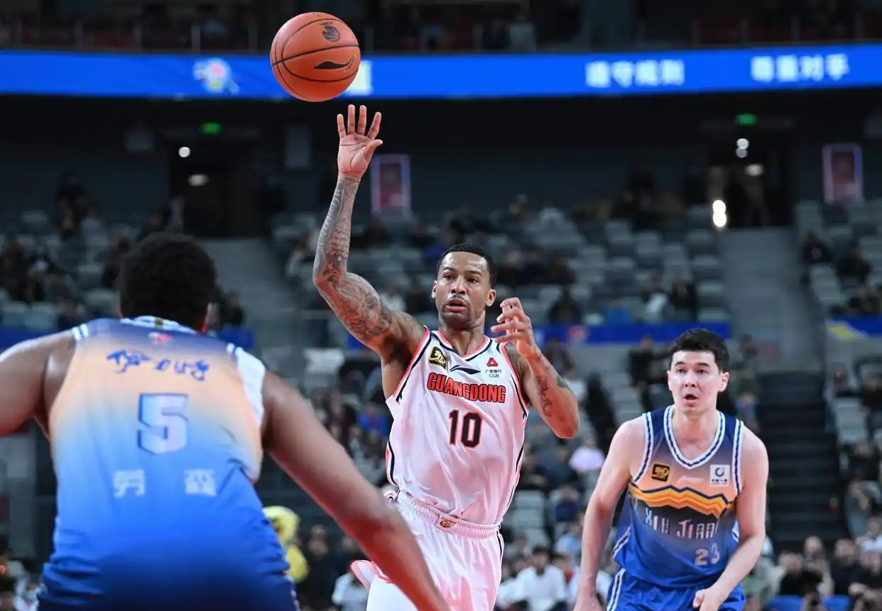 雷竞技官网入口 -包含广东宏远冲刺阶段防线松动，志在NBA季后赛名次提升，气氛紧张，控场能力受关注的词条